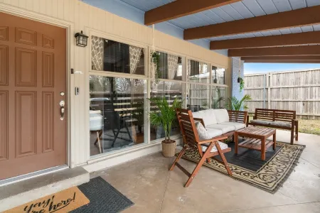 Home Away From Home in Central DFW Отели рядом со станцией Trinity Rail Express - CentrePort/DFW Airport Station