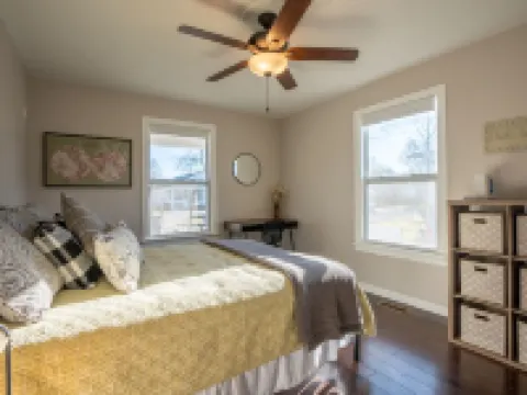 Cozy Convenient Cottage Hotels in Alcoa