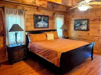 Spacious Cabin Retreat • Hot Tub • Pool Table • Firepit • Near Town/Train • Pets