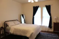 Countryside Farmhouse, backporch breezes, hillside views, and in Walburg! Hotels near Rowan Park
