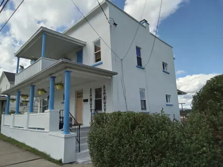 Eclectic Decor 5 Br house, 2 Baths & 2 Kitchens with WiFi and AC in Old Forge Отели рядом с достопримечательностью «Pennsylvania Anthracite Heritage Museum»