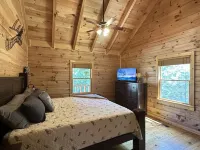 Cozy Cabin Minutes to Helen and best hiking trails in the area! Pet Friendly!