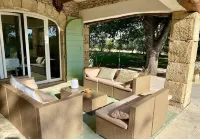 Mas Provençale Entouré de Pommiers, Piscine et Terrain de Tennis