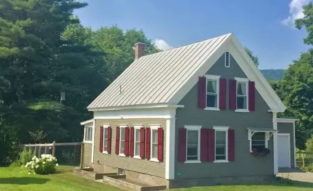 Perfect Woodstock Getaway! Lovely Riverside Home Отели рядом с достопримечательностью «AT trailhead Woodstock VT»