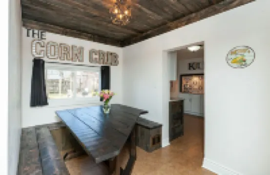 The CORN CRIB: Spa - Game Room - BBQ - Office - DOWNTOWN - Sleeps 14