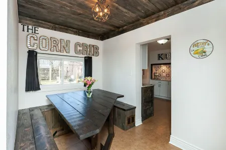 The CORN CRIB: Spa - Game Room - BBQ - Office - DOWNTOWN - Sleeps 14 Отели рядом с достопримечательностью «Iowa Events Center»