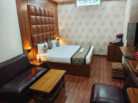 S P International Отели рядом со станцией Charbagh Railway Station