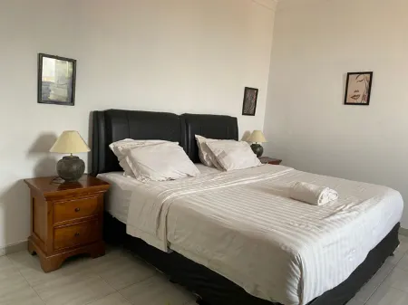 Seroja Raya Guest House Отели в г. Batealit