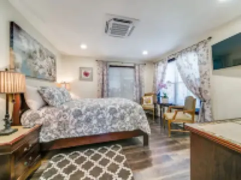 Under the Oaks, a charming, romantic retreat with hot tub and sauna Hoteles en Universal City