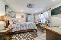 Under the Oaks, a charming, romantic retreat with hot tub and sauna