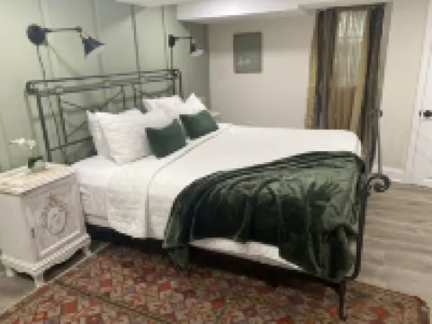 Stylish & Spacious Princeton Basement Apt with King Bed, Private Entrance