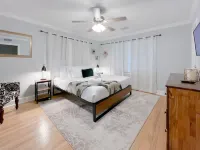 Beautifully Designed Oasis - Blocks to UF Stadium!