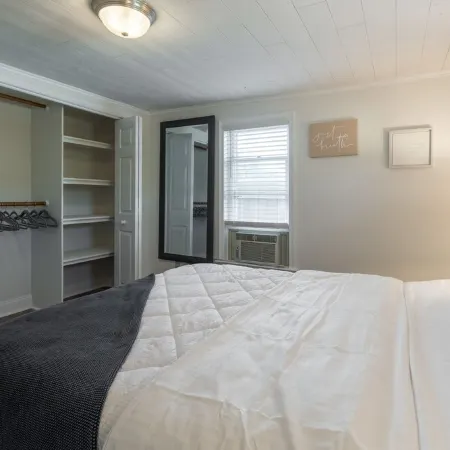 Clean Luxurious Retreat, Parking, Restaurants, Near New Hope. <1mile Del river