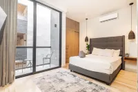 Luxury 1BR Balcony&Parking, 1 Block from 5th Ave