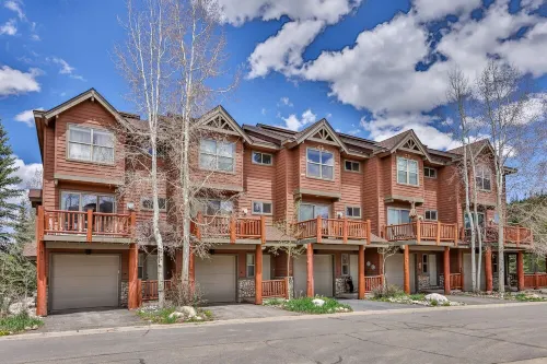 Beautiful 3 Bedroom/3.5 Bath Townhome w/Private Hot Tub, Garage & Mountain Views