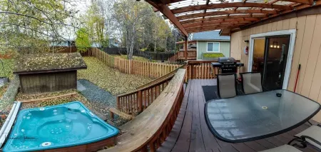 Southside Serenity: Your Alaskan Hideaway with a Hot Tub! Отели рядом с достопримечательностью «Зоопарк Аляска»