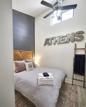 Downtown Athens Condo, Sanford Stadium Views, 12 Min Walk to Games