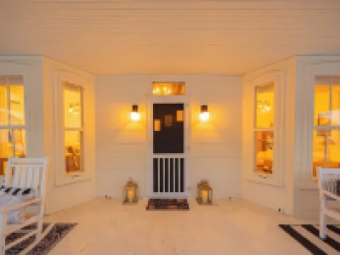 Charming Historic Home, Luxurious Remodel, Walk to Downtown, Tree-Lined Street Hotéis em Delaware