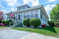 Charming 3 Bed with large backyard close to Newport RK Middletown Square附近的飯店