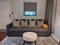 King. Minutes to Wilton Drive. Private entrance and bathroom. Hotels in Wilton Manors