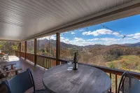 Majestic Mtn & Valley Views, Hot Tub+Fire Pit, Fireplace, Grill, 30 Mins to Avl!