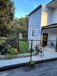Firehouse Rear Apartment near downtown with Functional Kitchen and TV Room Hotel dekat St Patrick Catholic Church