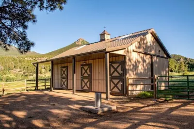Remodeled vintage cabins! 31 day stay minimum. Longs Peak view! Sleeps 10. Hotels near MacGregor Ranch Museum