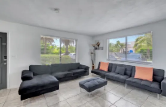 Spacious and Bright 2bed, washer/dryer, back yard