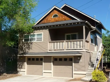 Stay In The Heart Of Bend, Walk Everywhere! Отели рядом с достопримечательностью «Государственный университет Орегон в Каскейдс»