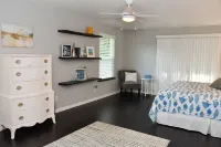 Cozy, ground floor apt 5 min walk to bch. PET friendly. FREE bottle of PROSECCO
