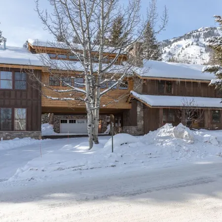 Fantastic Ski Access: Sleeps 10 HotTub GameRoom Huge Kitchen  Perfect for Groups