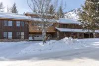 Trinity :Sleeps 10- HotTub-GameRoom-Huge Kitchen-Perfect4Groups Tram & Mtn View