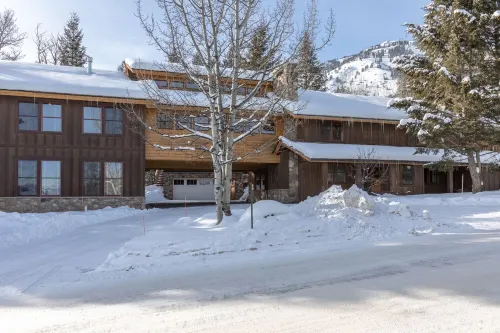 Fantastic Ski Access: Sleeps 10 HotTub GameRoom Huge Kitchen  Perfect for Groups