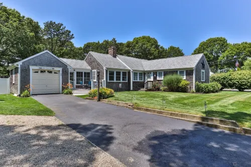 Immaculate 4 Bedroom / 2 Bath (less than .5 miles to the beach) w/Central AC Hotels in Yarmouth