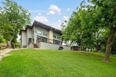 Modern River Home on 1/2 Acre with 101' of Private River Frontage. Отели рядом с достопримечательностью «Guadalupe River»