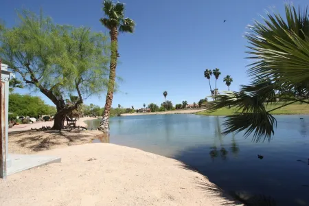 Camelot Golf Course - Comfortable 2 bedroom Отели рядом с достопримечательностью «Commemorative Air Force Museum»