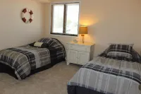 Sunny 4 Br, 2 BA Townhouse- June 30-July 4 Available - Balcony