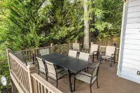 Mountain Views, Game Room, Firepit and Hot Tub in Bryson City