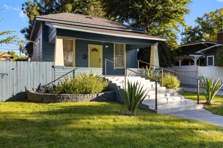 Welcome to Casa Azul 1932 Eclectic Boho Sanctuary  in Downtown Riverside! Отели рядом с достопримечательностью «Riverside Art Museum»