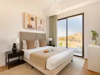 Sanders Olive - Chic 3-Bdr. Apt. with Shared Pool Hotels in 