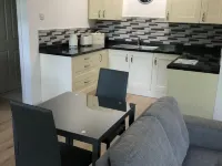 Spacious Studio Apartment with en-suite, full kitchen and private entrance Hotels in Roybridge