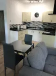 Spacious Studio Apartment with en-suite, full kitchen and private entrance