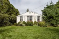 Entire House in Southampton Village, Pool, 2 Fireplaces, Walk Everywhere, Pets!