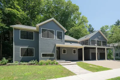 AMAZING NEWER HOME WITH LAKE VIEWS, steps away from shops and restaurants. Hotels near Roan & Black
