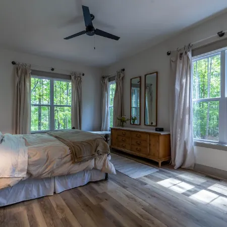 Lake James Country-style House - Deep Cove, Pool, Screen Porch, Kayaks & SUP!