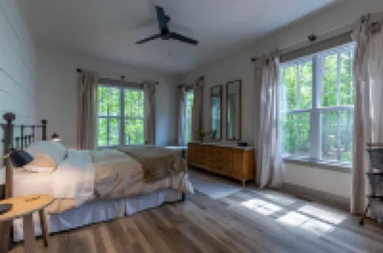 Lake James Country-style House - Deep Cove, Pool, Screen Porch, Kayaks & SUP!