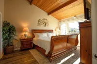 The Stone House with Beautiful Sierra Views - 30 Minutes to Tahoe