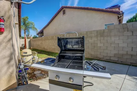 Spacious 4-bedroom house with Pool, Fun BackYard & Amazing Game Room Отели рядом с Аэропорт Медоус Филд