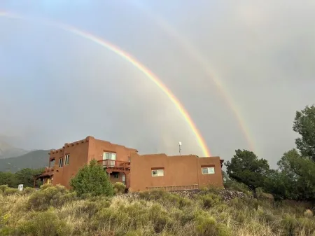 Enchanting adobe manor on 2 tranquil acres 5 min from downtown historic Crestone Отели в г. Сагуач Каунти