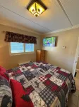 Downtown, Recently Remodeled, Clean & Cozy W/ Gas logs, Hot Tub & Outside Pool.